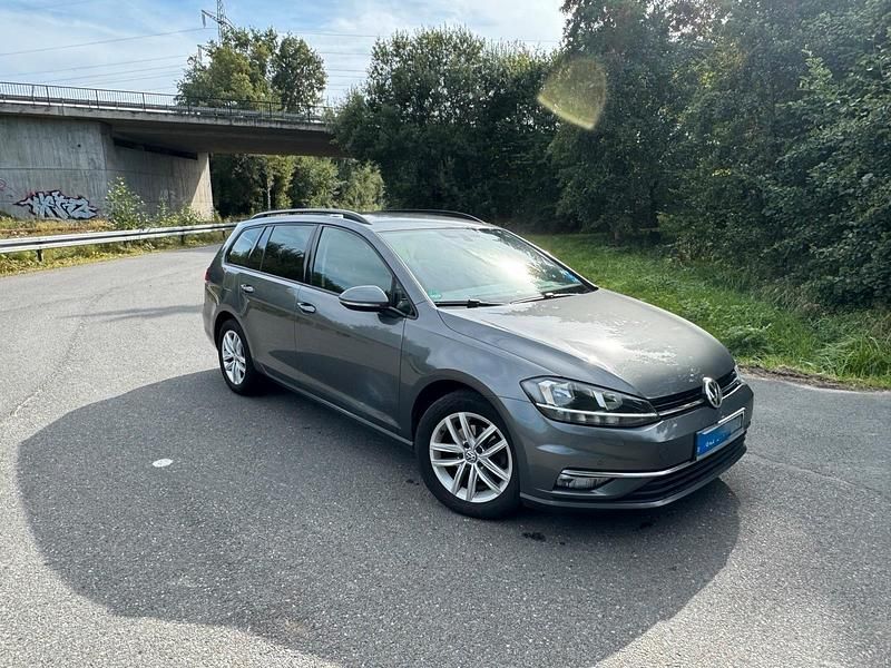 Silber Gebraucht 2017 VW Golf VII Comfortline Kombi | 8.900 € (Fairer Preis) - Bild 1/4