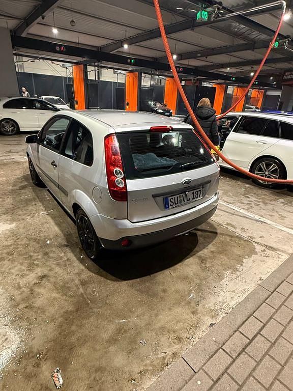 Gebraucht Ford Fiesta 60 PS (44 kW) 2005 Silber Kleinwagen