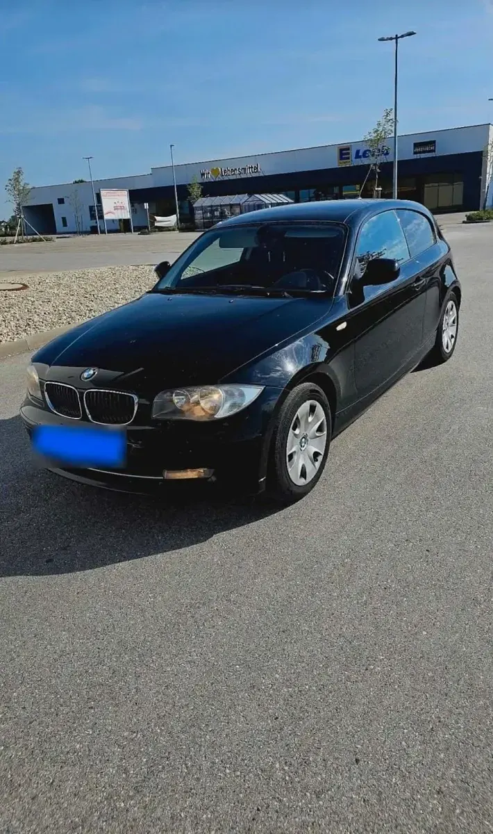 Gebraucht BMW 318 143 PS (105 kW) 2011 Schwarz Limousine