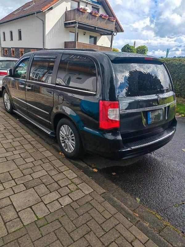 Schwarz Gebraucht 2012 Chrysler Voyager Van / Kleinbus | 9.999 € - Bild 1/4