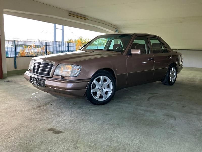 Gebraucht Mercedes E220 150 PS (110 kW) 1994 Rot Limousine