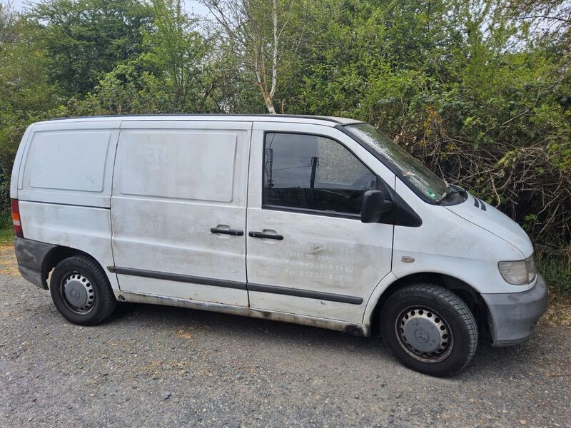 Weiß Gebraucht 2001 Mercedes Vito Van / Kleinbus | 2.800 € - Bild 1/4