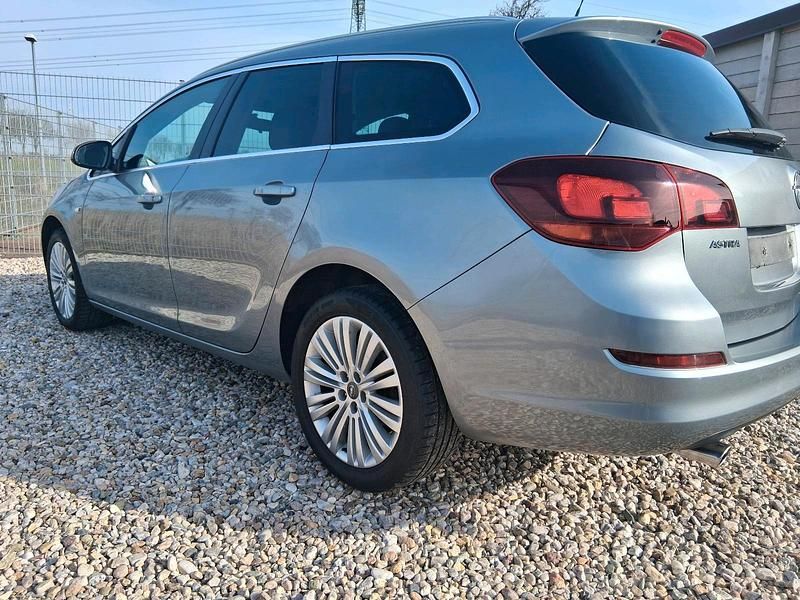 Gebraucht Opel Astra 140 PS (102 kW) 2011 Silber Kombi