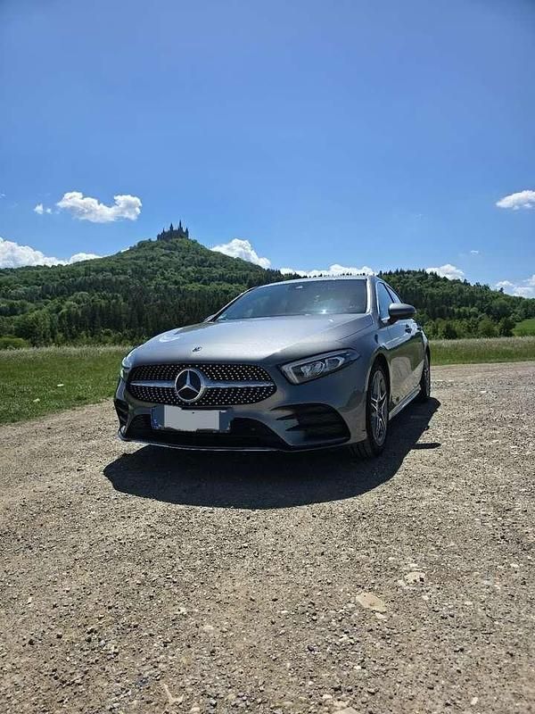 Grau Gebraucht 2019 Mercedes A200 AMG line Limousine | 25.990 € (Fairer Preis) - Bild 1/4