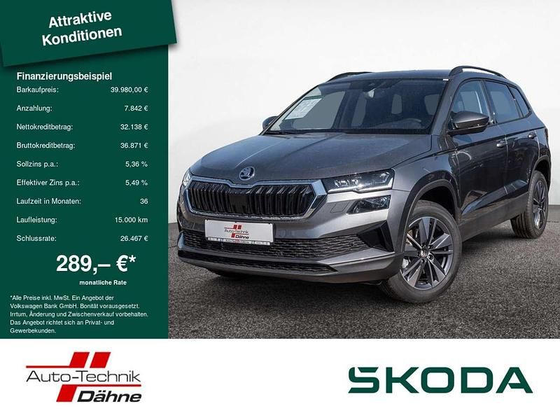 Graphitgrau Neu 2025 Skoda Karoq Selection SUV | 39.980 € (Teuer) - Bild 1/4