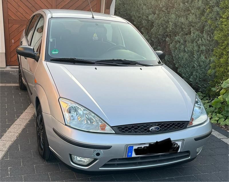 Grau Gebraucht 2004 Ford Focus Trend Limousine | 980 € (Guter Preis) - Bild 1/4