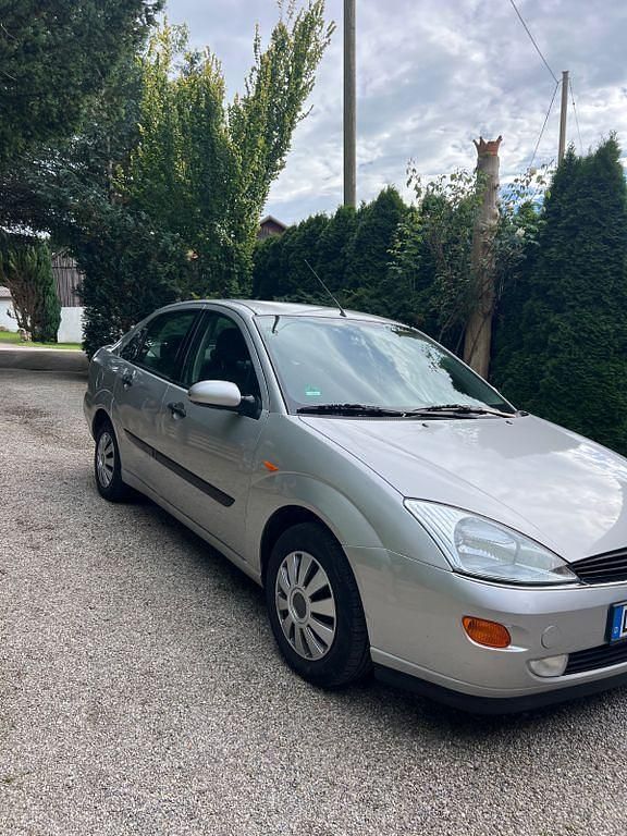 Silber Gebraucht 2001 Ford Focus Ghia Limousine | 2.850 € (Teuer) - Bild 1/4
