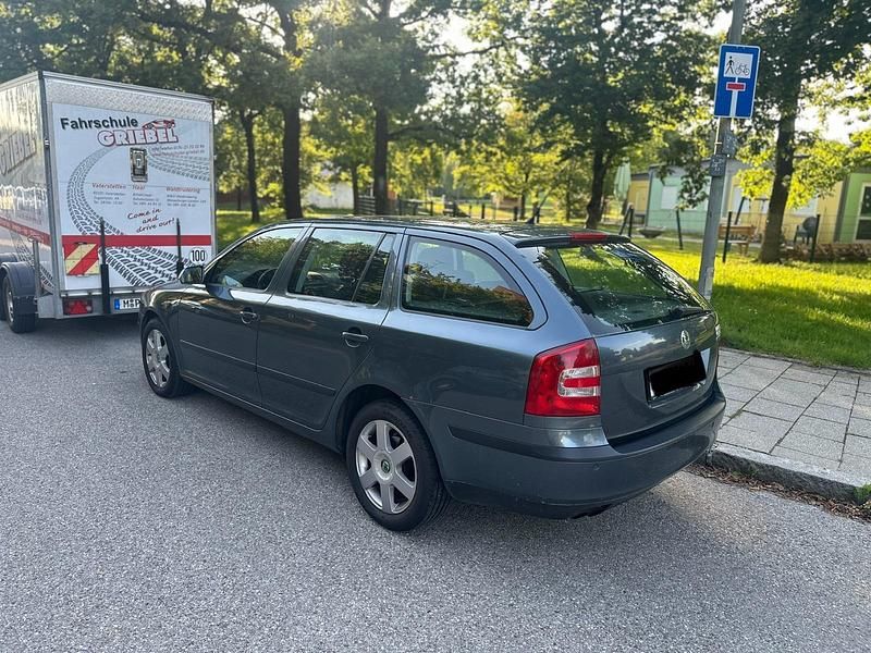 Grau Gebraucht 2007 Skoda Octavia Kombi | 650 € (Superpreis) - Bild 1/4