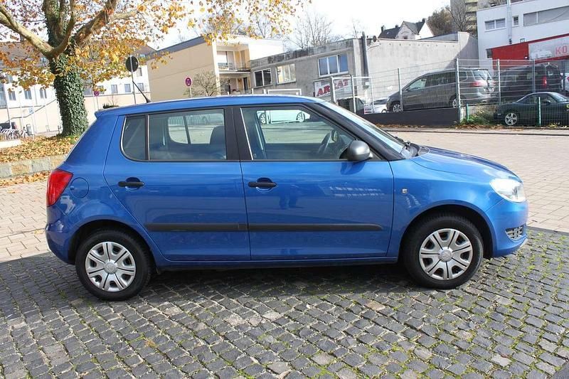 Gebraucht Skoda Fabia Cool Edition 60 PS (44 kW) 2016 Raceblau metallic Kleinwagen