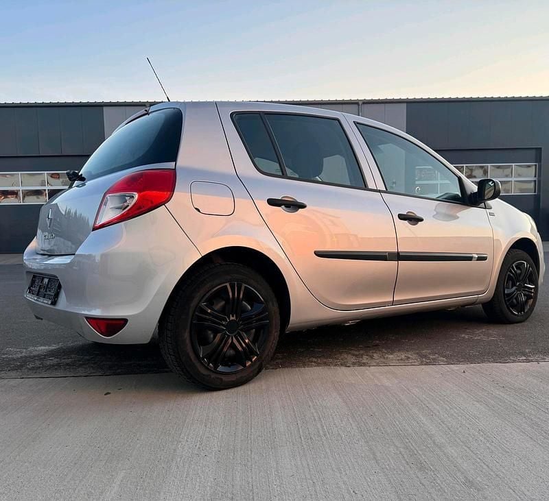 Second-hand Renault Clio III 75 CP (55 kW) 2012 Argintiu Hatchback