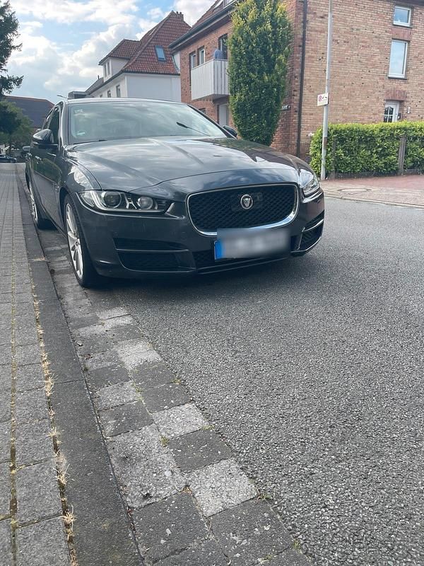 Grau Gebraucht 2017 Jaguar XE Limousine | 9.850 € (Superpreis) - Bild 1/4
