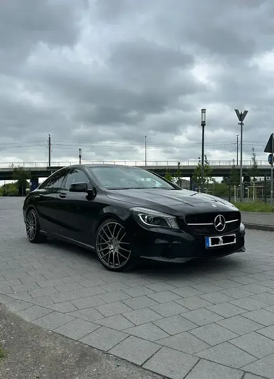 Gebraucht Mercedes CLA220 Urban 177 PS (130 kW) 2015 Schwarz Limousine