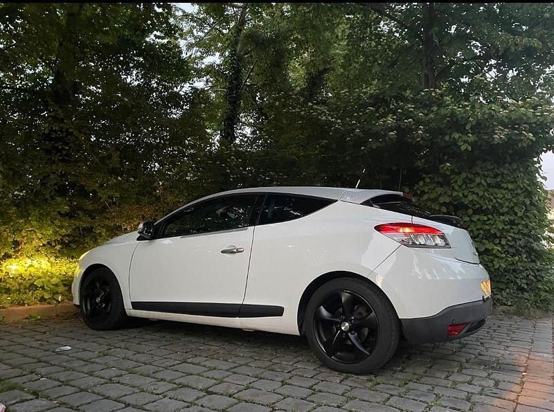 Weiß Gebraucht 2009 Renault Mégane Coupé Night&Day Coupé | 3.799 € (Fairer Preis) - Bild 1/4