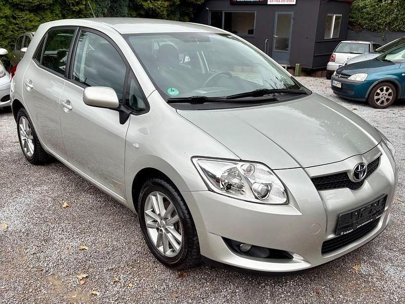 Silber Gebraucht 2009 Toyota Auris Life Limousine | 6.390 € (Etwas zu teuer) - Bild 1/4