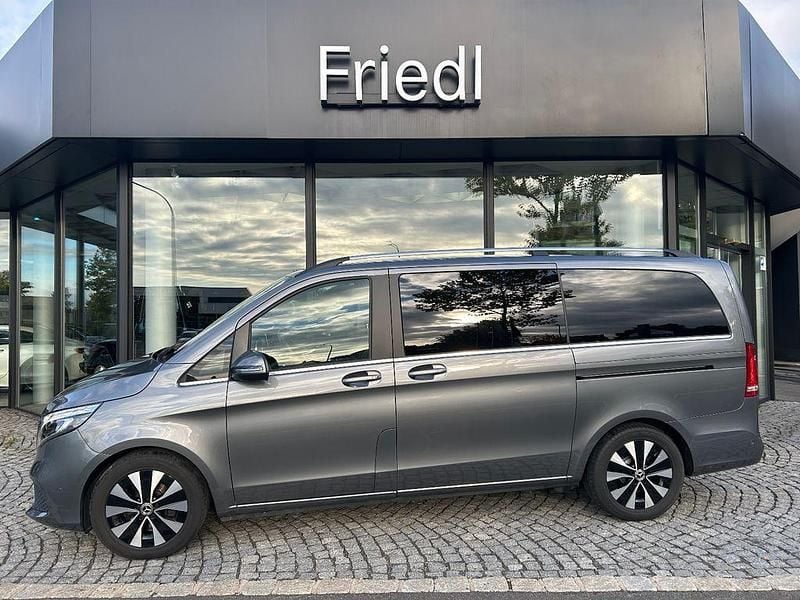 Selenitgrau Gebraucht 2021 Mercedes V250 Avantgarde Van / Kleinbus | 43.450 € (Guter Preis) - Bild 1/4