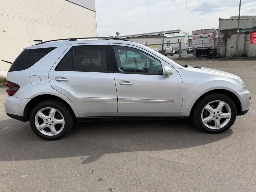 Second-hand Mercedes ML320 224 CP (164 kW) 2007 Argintiu SUV