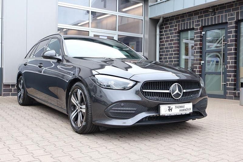 Grau Gebraucht 2023 Mercedes C200 Avantgarde Limousine | 25.990 € (Guter Preis) - Bild 1/3