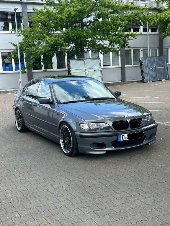 Grau Gebraucht 2003 BMW 325 M Sport Limousine | 14.550 € - Bild 1/4