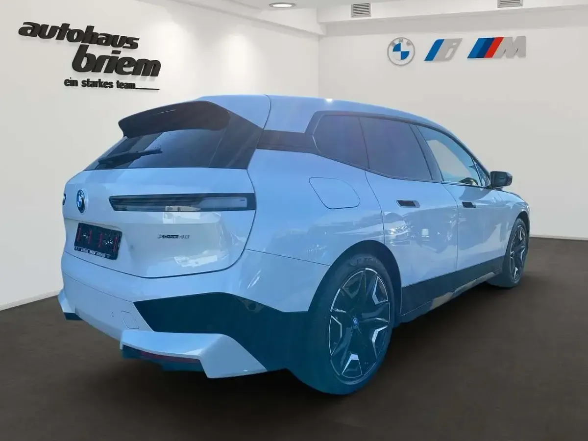 Gebraucht BMW iX Sport Line 239 kW (326 PS) 2023 Mineralweiß SUV