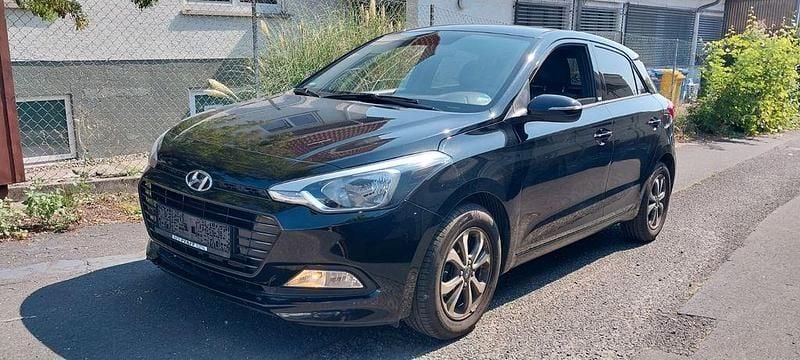 Schwarz Gebraucht 2018 Hyundai i20 Passion Limousine | 6.999 € (Guter Preis) - Bild 1/4
