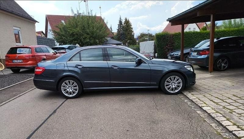 Grau Gebraucht 2013 Mercedes E250 Elegance Limousine | 13.200 € (Fairer Preis) - Bild 1/4