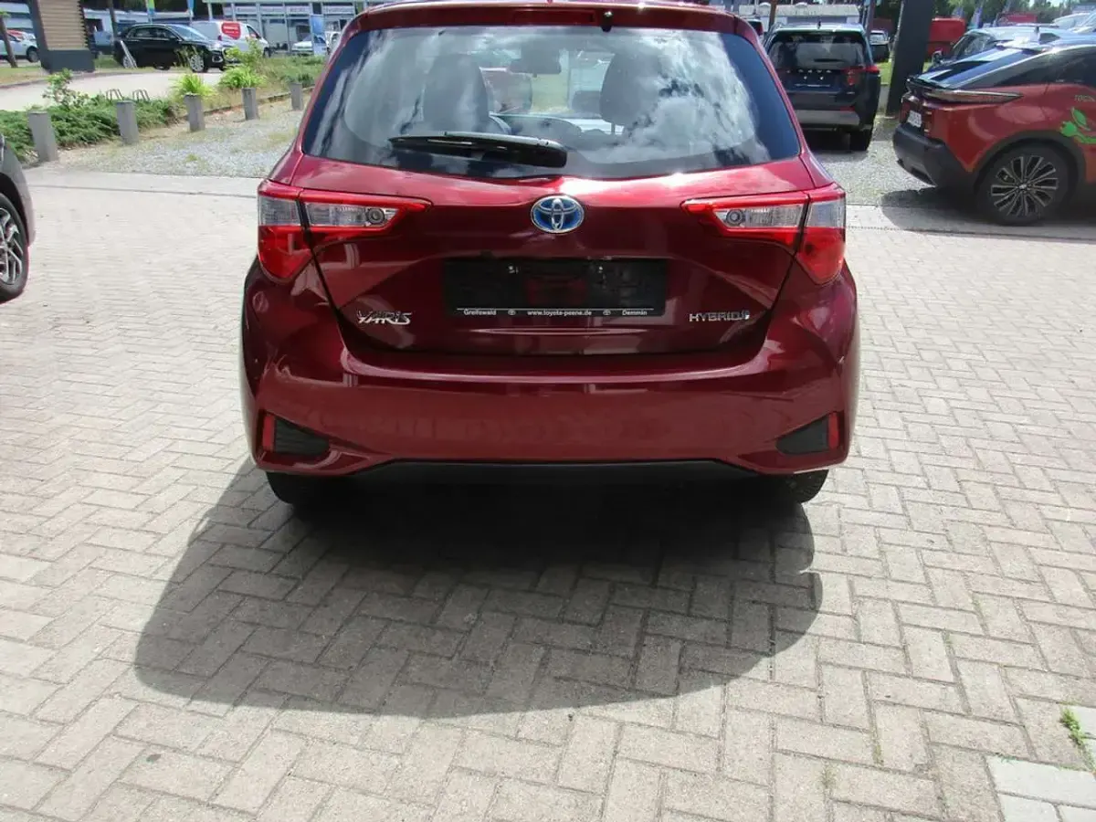 Gebraucht Toyota Yaris Comfort 101 PS (74 kW) 2017 Tokiorot perleffekt Kleinwagen