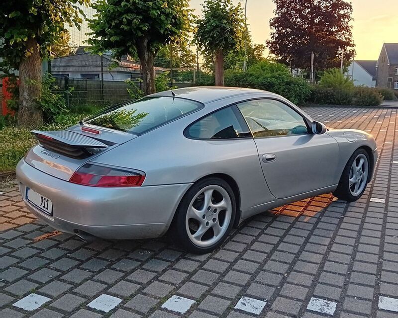 Silber Gebraucht 2000 Porsche 911 Carrera 4 Coupé | 25.650 € (Fairer Preis) - Bild 1/4