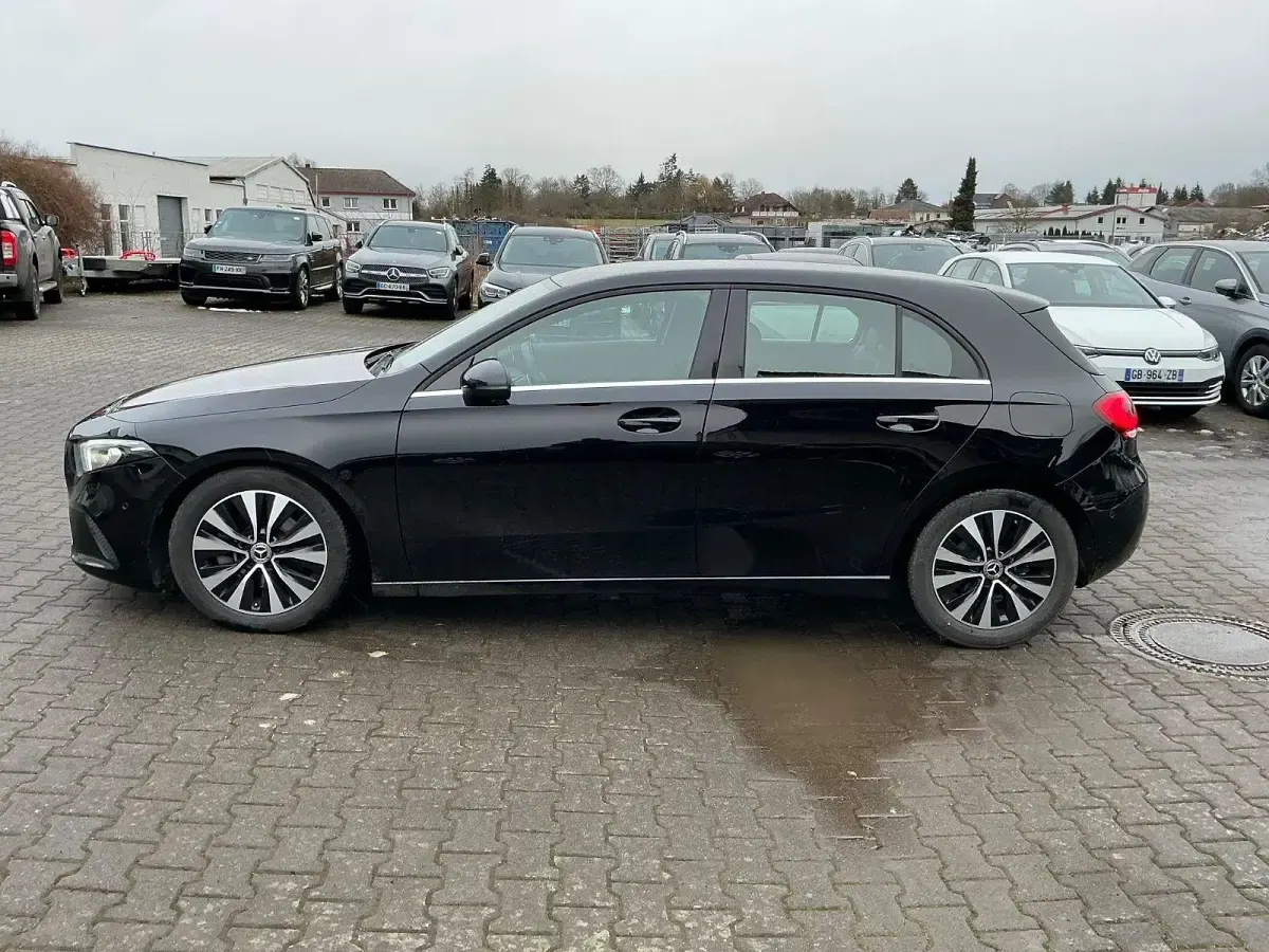 Gebraucht Mercedes A180 116 PS (85 kW) 2022 Schwarz Limousine