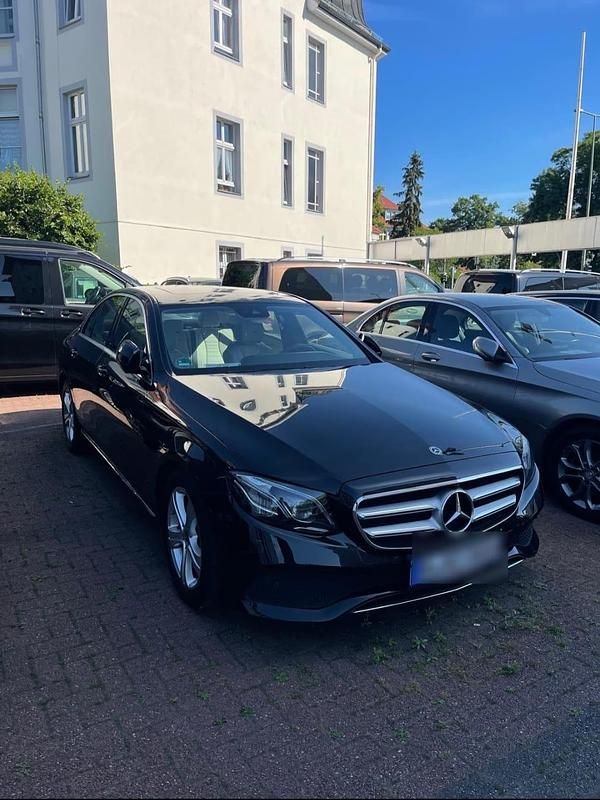Schwarz Gebraucht 2017 Mercedes E220 Avantgarde Limousine | 28.500 € (Teuer) - Bild 1/4