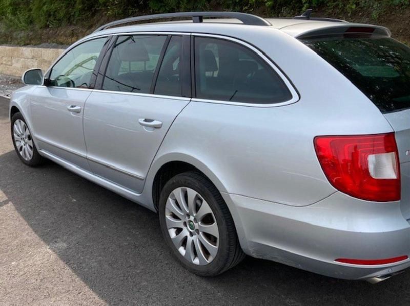 Silber Gebraucht 2012 Skoda Superb Elegance Kombi | 5.550 € (Superpreis) - Bild 1/4