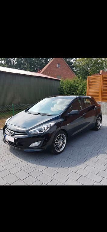 Schwarz Gebraucht 2012 Hyundai i30 Classic Limousine | 6.500 € (Etwas zu teuer) - Bild 1/4