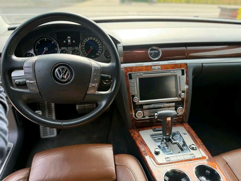 Gebraucht VW Phaeton 239 PS (175 kW) 2011 Braun Limousine