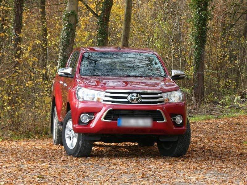 Gebraucht Toyota HiLux 150 PS (110 kW) 2017 Rot Pickup
