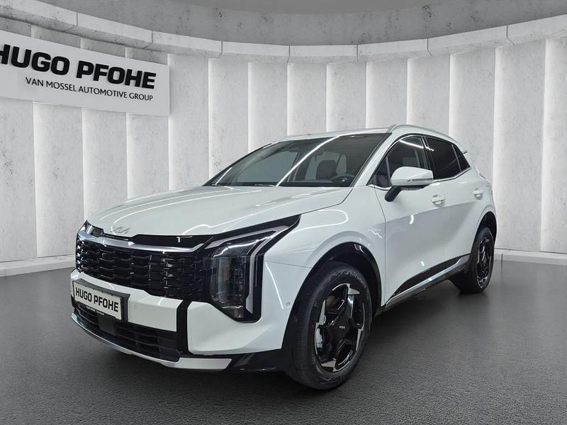 Deluxeweiss metallic Neu 2025 Kia Sportage 2 SUV | 41.589 € (Teuer) - Bild 1/4