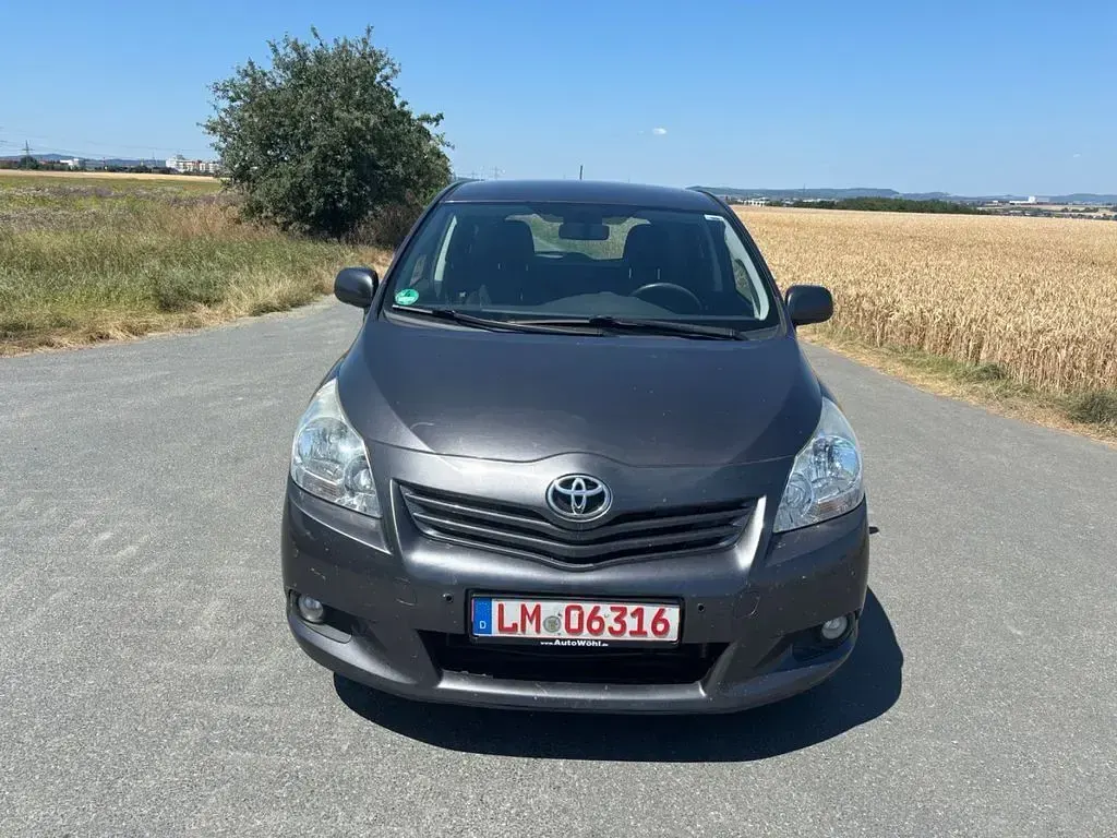 Gebraucht Toyota Verso 126 PS (92 kW) 2012 Grau Van / Kleinbus