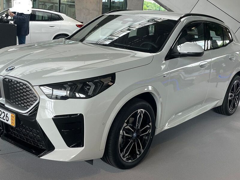 Weiß Neu 2025 BMW iX2 M Sport SUV | 45.000 € (Fairer Preis) - Bild 1/4