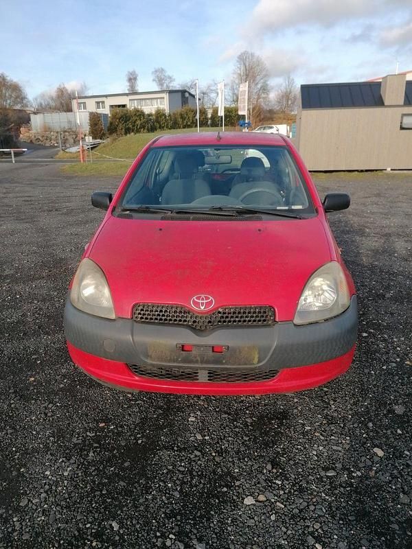 Rot Gebraucht 2002 Toyota Yaris Eco Limousine | 500 € (Superpreis) - Bild 1/4