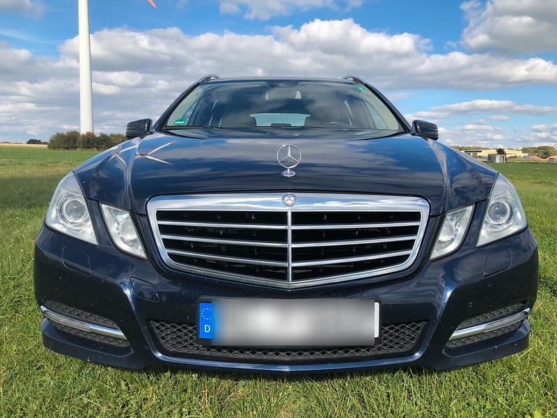 Blau Gebraucht 2012 Mercedes E300 Avantgarde Kombi | 8.200 € (Superpreis) - Bild 1/4