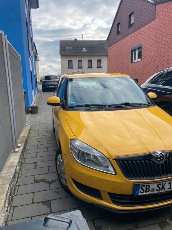 Gelb Gebraucht 2014 Skoda Fabia Cool Edition Limousine | 5.499 € (Guter Preis) - Bild 1/4