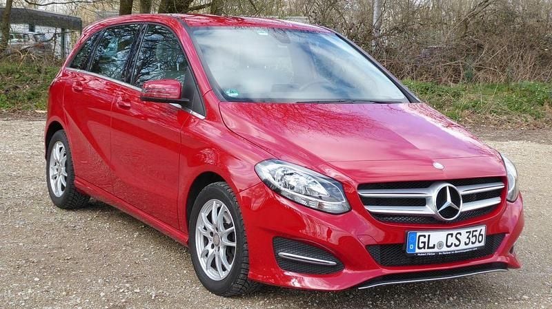 Gebraucht Mercedes B180 122 PS (89 kW) 2016 Rot Van / Kleinbus