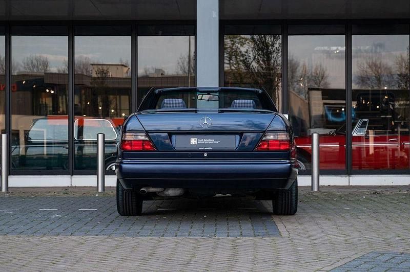 Gebraucht Mercedes E200 136 PS (100 kW) 1995 Blau Cabrio