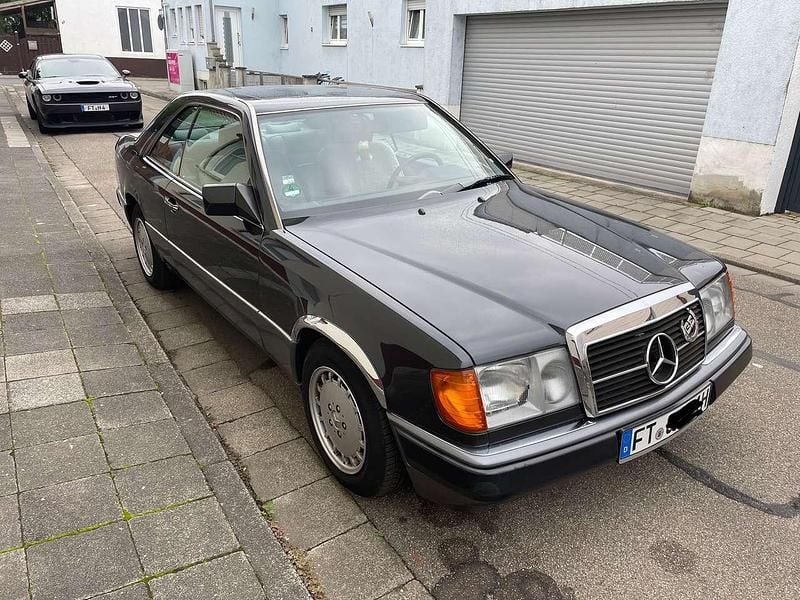 Gebraucht Mercedes E300 179 PS (131 kW) 1989 Schwarz Coupé