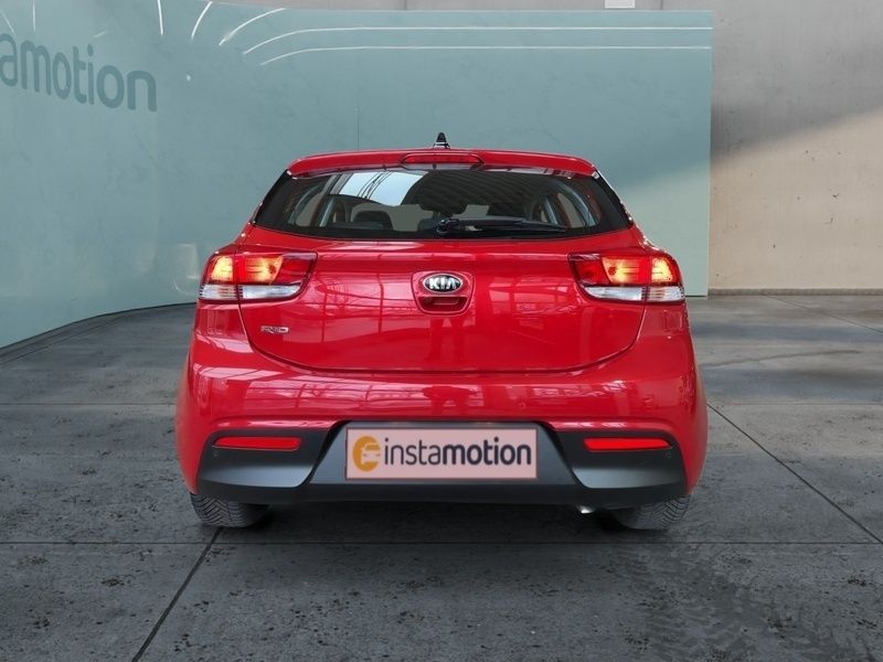 Używany Kia Rio Vision 101 KM (74 kW) 2021 Czerwony Sedan/Limuzyna