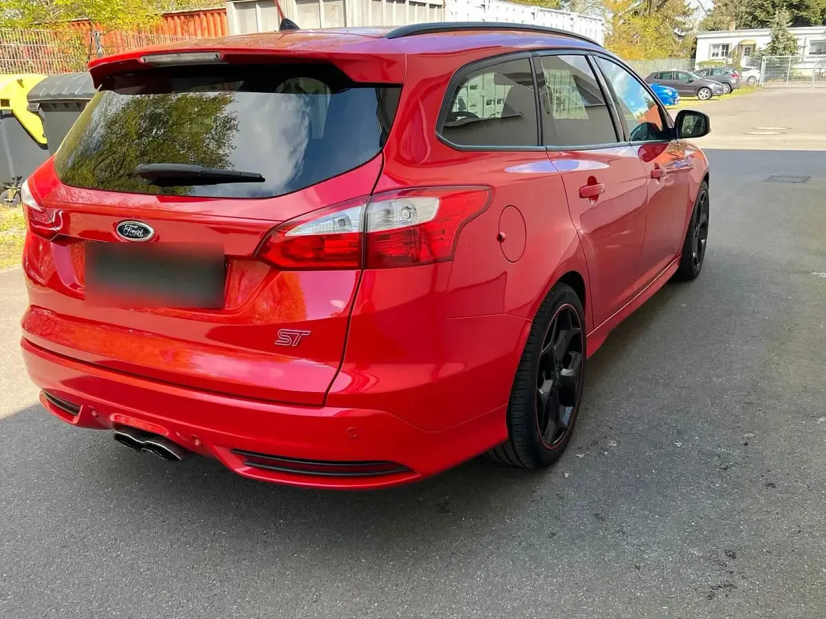 Używany Ford Focus ST 250 KM (183 kW) 2012 Czerwony Kombi