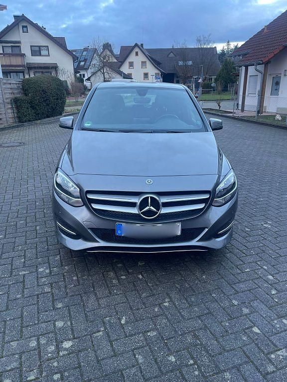 Silber Gebraucht 2018 Mercedes B180 Van / Kleinbus | 16.900 € (Guter Preis) - Bild 1/4