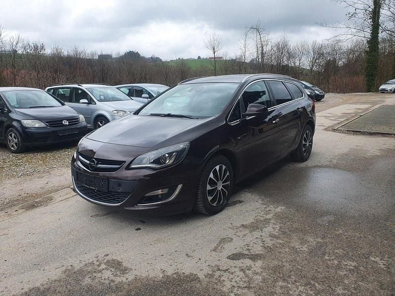 Gebraucht Opel Astra Innovation 165 PS (121 kW) 2013 Rot Kombi