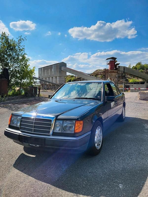 Gebraucht Mercedes E260 160 PS (117 kW) 1991 Andere farben Limousine