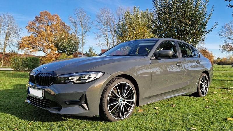 Grau Gebraucht 2019 BMW 318 Limousine | 22.250 € (Guter Preis) - Bild 1/4