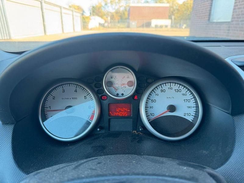 Gebraucht Peugeot 206+ Basis 60 PS (44 kW) 2011 Grau Kleinwagen