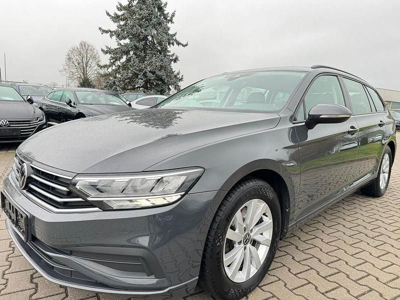 Grau Gebraucht 2020 VW Passat Kombi | 13.390 € (Superpreis) - Bild 1/4